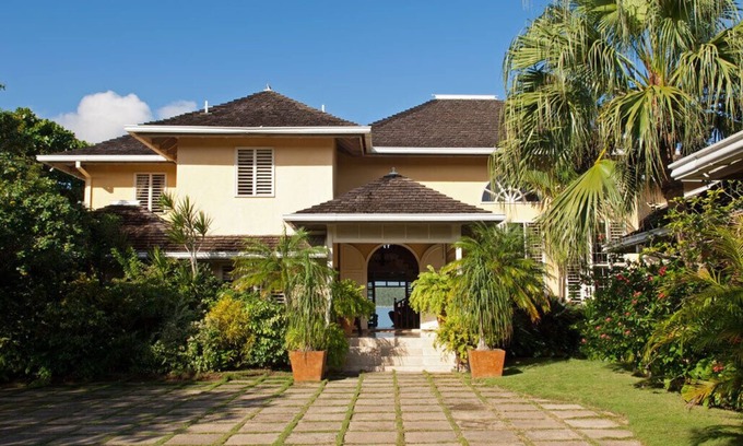 Discovery Bay Villa | Luxurious 5 Bedroom Villa on Private Beach with Tennis and Pickleball Court