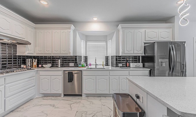 Garland House | Luxurious 5BR Home, Big Backyard, Great for Family & Friends