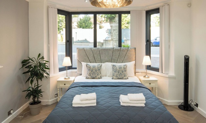Golders Green House | Luxurious 6-Bed House with Pool and Free Parking
