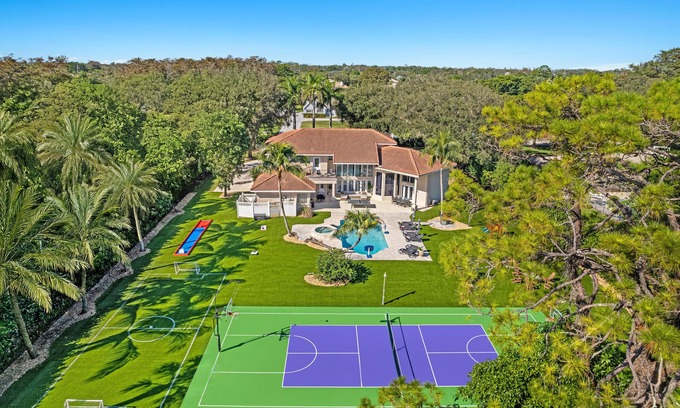 Parkland House | Luxurious 7-Bedroom Villa with Pool & Games