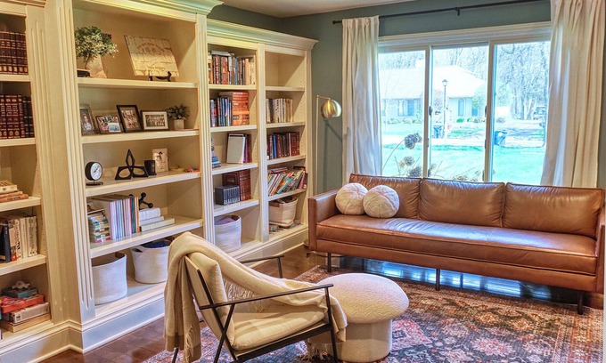 Williamsville House | Luxurious, comfortable pool home in Buffalo, minutes from Niagara Falls