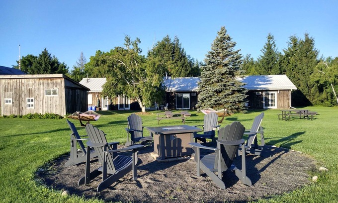 Rideau Lakes Cottage | Luxurious country living at its best with sauna, swimming pool & games room