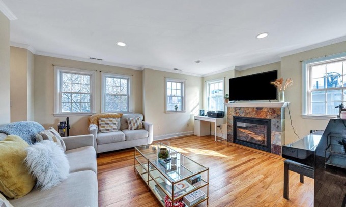 Stamford Villa | Luxurious Downtown Haven - Stillwater, Stamford, CT