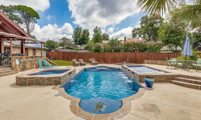 Irving House | Luxurious Expansive 4-Bedroom House Perfect For Family