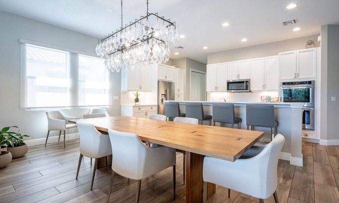 Parkland House | Luxurious Family Home - Spacious Kitchen & BBQ