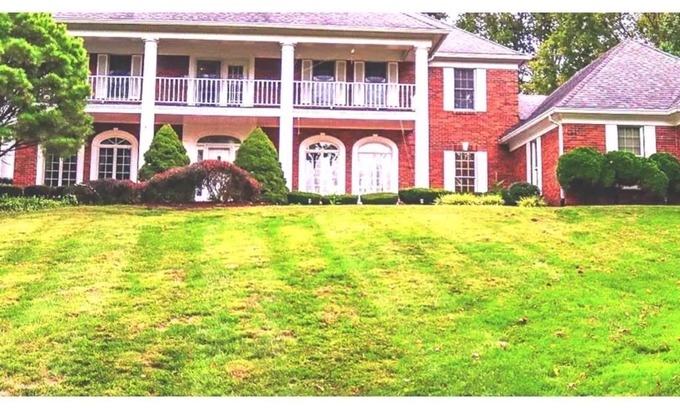 Florissant House | LUXURIOUS FLORISSANT ESTATE, “HOLIDAY SPECIAL “