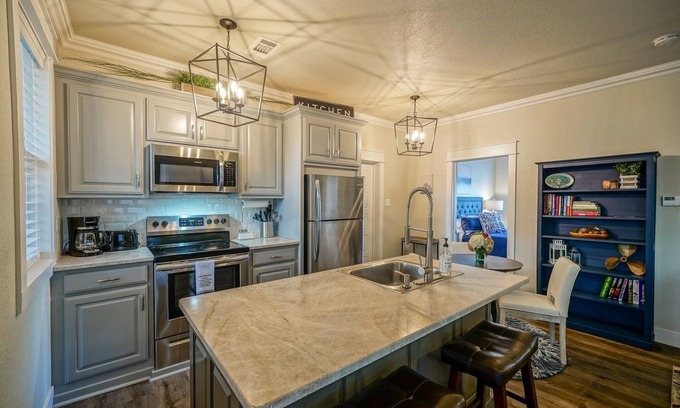 Lake Hamilton House | Luxurious Lake Cottage, great location by land & water, perfect home & property