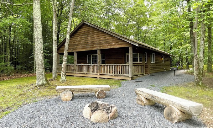 Reeders Cabin | Luxurious Lake View Log Cabin with Fire Pit in the Poconos