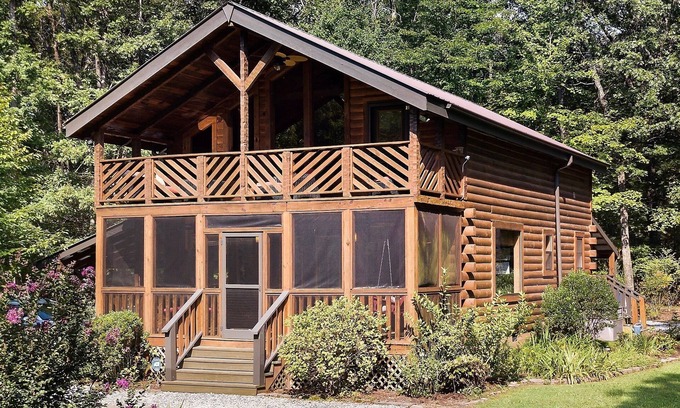 Monteagle Cabin | Luxurious Mountain Cabin in Monteagle Near Sewanee with Private Pond