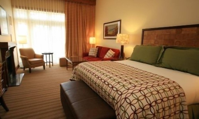 Stowe Area Apartment | Luxurious Mountain View Studio W/Fireplace, Patio & Pool