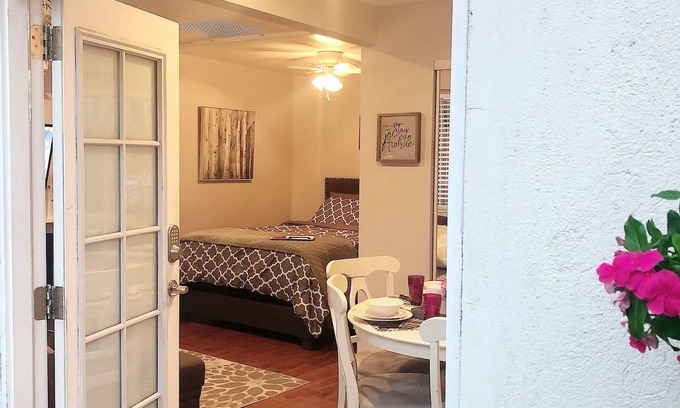 Lake Balboa House | Luxurious Private Guesthouse in Sherman Oaks
