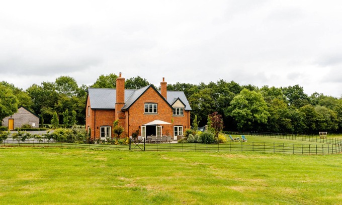 Woolhope House | Luxurious property with downstairs bedroom and wet room,large garden,games room