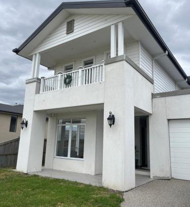Wollert Bed & Breakfast | Luxurious room for 2 ppl- 25 min to Melbourne Airport and next to Hume Freeway