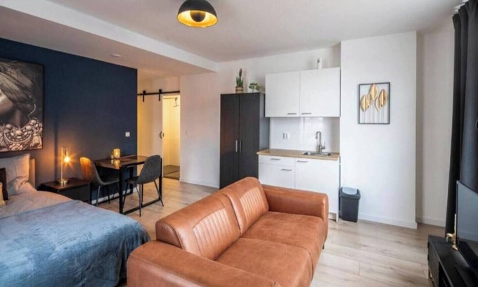 Tilburg House | Luxurious room, newly renovated bathroom, free use of shared kitchen and washer.