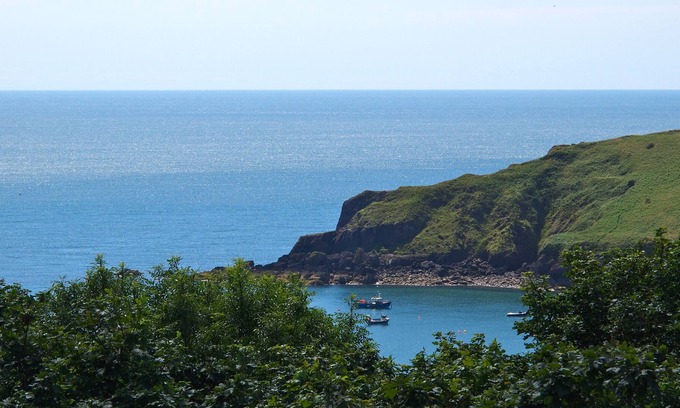 Pembroke House | Luxurious seaside house with spectacular sea views, 3 minute walk to sandy beach