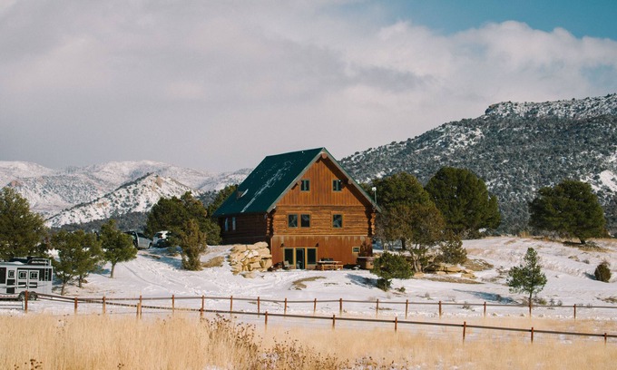Mancos Cabin | Luxurious, secluded log cabin. Mountain views. Sauna, hot tub. 3 primary suites.