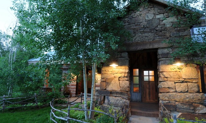 Bozeman Cabin | Luxurious Sourdough Canyon Lodge with Creek. 5 Star Rating. 5000+/- Sq Ft