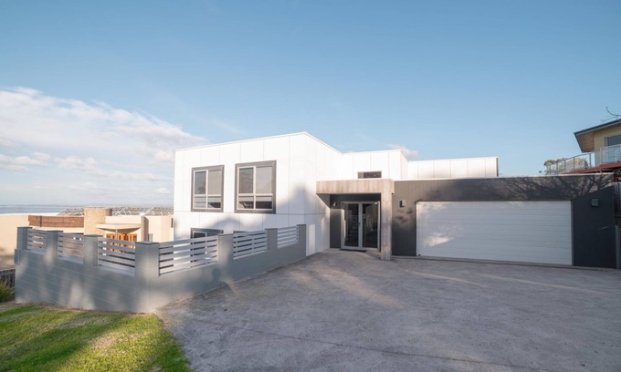 Bridport House | Luxurious Spectacular Holiday Living