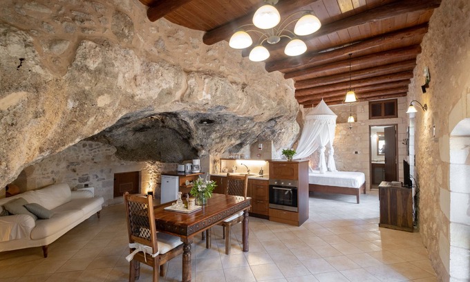 Kaliviani Apartment | Luxurious stone cave with pool and sea view