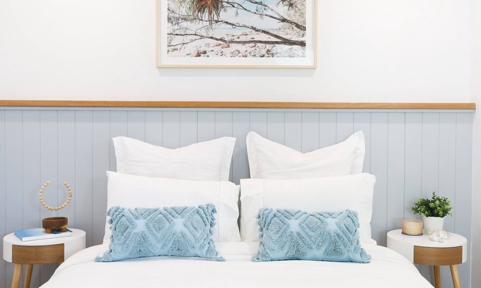 Anna Bay Cottage | Luxurious studio, across road from ocean