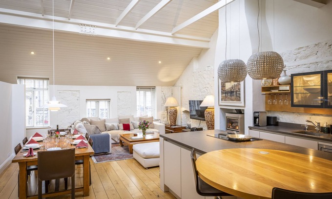 Grand Canal Dock Apartment | Luxurious three bedroom apartment in Mews building 10min from St Stephen's Green