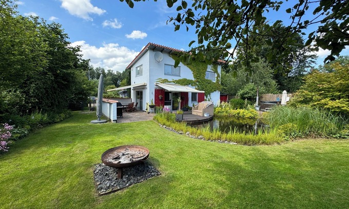 Sande House | Luxurious vacation home directly on the Ems-Jade Canal Sauna, hot tub, whirlpool, fireplace