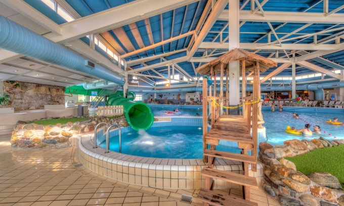 Municipality of Weert Villa | Luxurious villa with 5 bathroom, with a bath, near a reserve