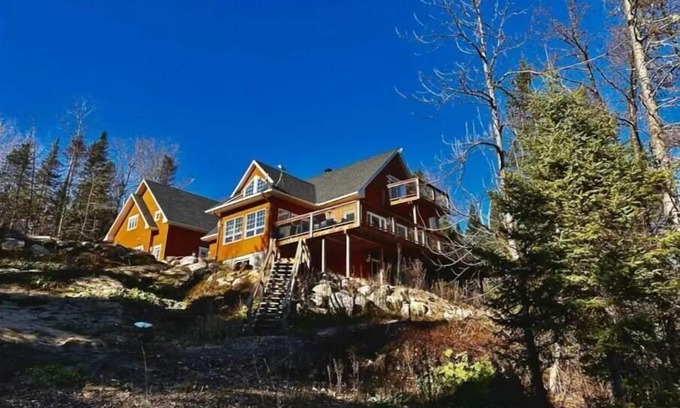 Namur House | Luxurious Waterfront 6 BDRM Chalet w/ Billiards, Game Room & Unforgettable Views