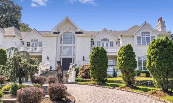 Saddle River House | Luxurious white brick villa