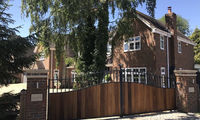 Wooburn Moor House | Luxury 1 Bedroom House with an Orangery kitchen and large lounge