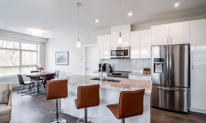 Chilliwack Proper Village West Apartment | Luxury 180 Mountain W/2 Kings