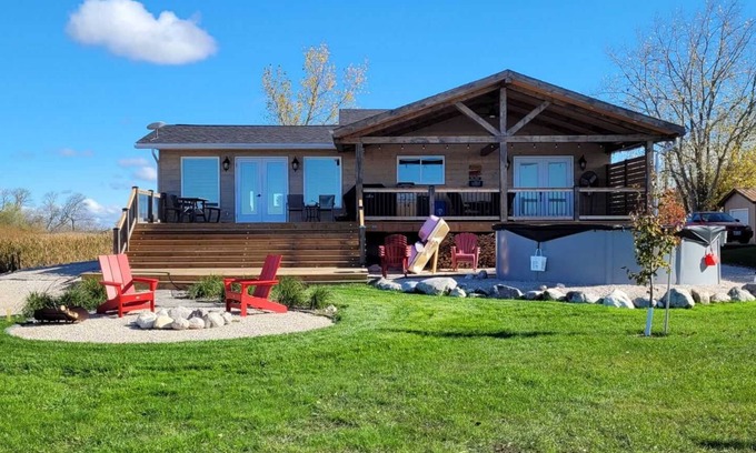 Saint Laurent Cottage | Luxury 1900sf lake front cottage c/w game room, hot tub, pool, near golf course
