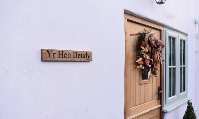 Llanybri House | Luxury 2-Bed Barn Conversion in Llansteffan