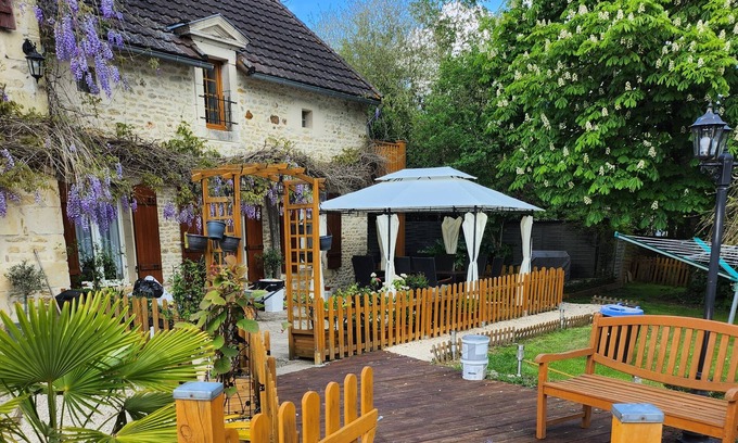 Chateau-Garnier Apartment | Luxury 2-Bed Gite in Chateau Garnier