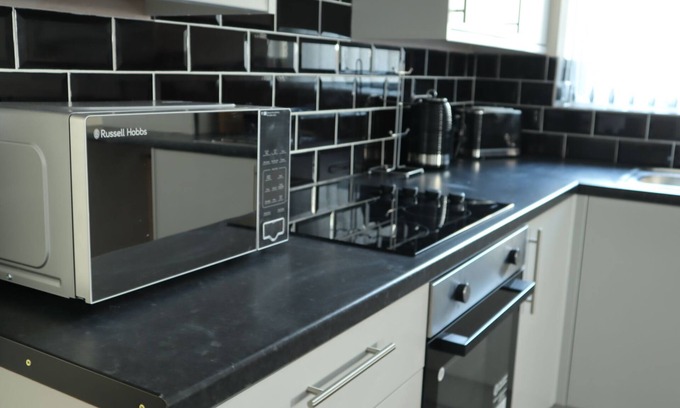 Winshill Apartment | Luxury 2 bed open plan apartment with free internet services