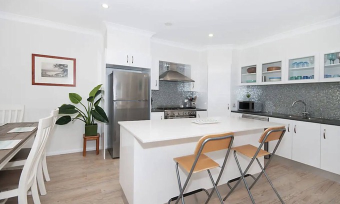 Yamba House | LUXURY 2 BED! Spacious & central to everything! 2bed 1.5 bath, wifi, garage+