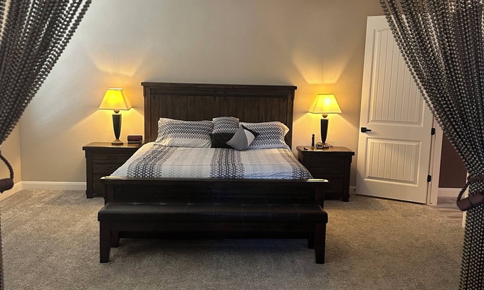 Hildale House | Luxury 2-bedroom home/pool table/Steam room/indoor jacuzzi & hot tub. Views!