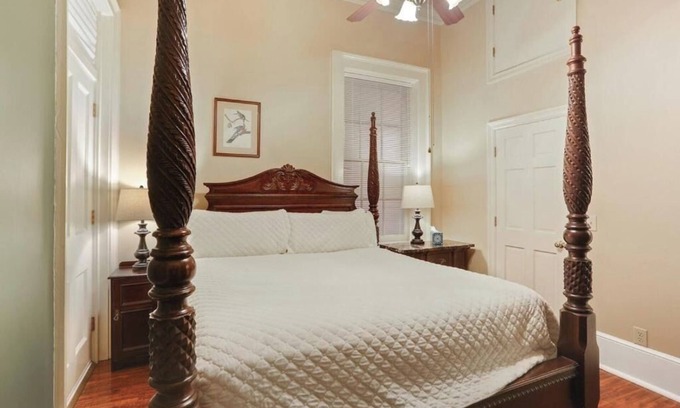 French Quarter Hotel | Luxury 2BR with 2 Bathroom Apartment in Grenoble House – Central French Quarter