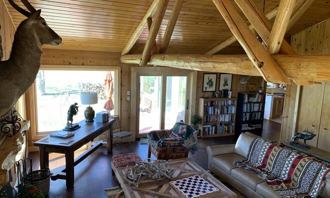 Westcliffe House | Luxury 3 bdrm Ranch House at the base of Rocky Mountains!