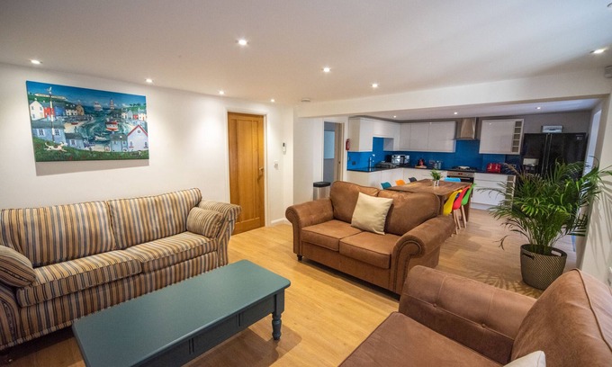 Torquay City Centre Apartment | Luxury 3 bed apartment a few minutes walk from beach, harbour and town!