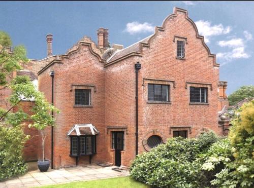 Colchester House | Luxury 3 Bed House on the Estate of 17th Century Manor House