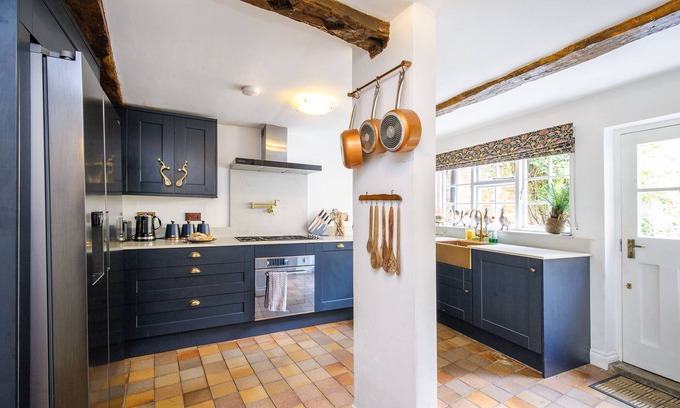 Saffron Walden House | Luxury 3 Bed Manor House Hot Tub Cinema Room Skytv