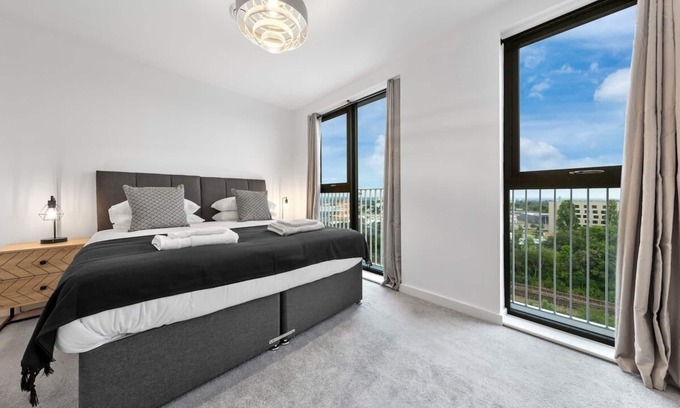 Hanger Hill Apartment | Luxury 3 bed, NorthWest London