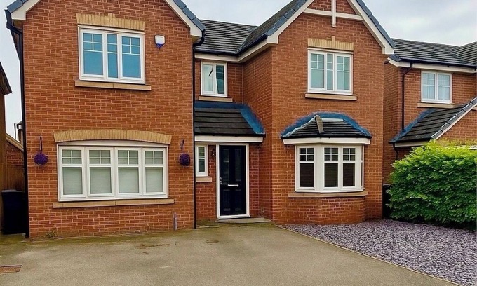 Leigh House | Luxury 3-Bed Retreat with 75 Inch TV, Gym, Sauna, Home Office, Xbox/Switch & BBQ