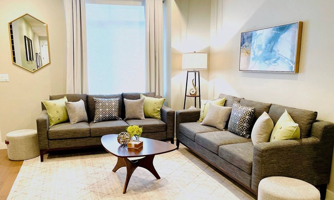 People's Freeway House | Luxury 3-Bed Townhome (82" TV, Free EV Charging)
