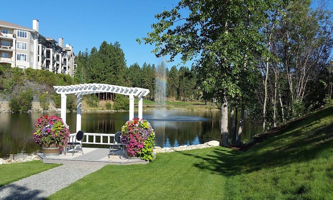 Quail Ridge Condo | Luxury 3 Bedroom Condo on Okanagan Golf Course - Sleeps 6 with Pool and Hot Tub