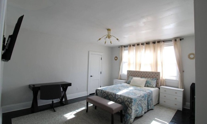 Scranton House | Luxury 3-bedroom suite in Scranton-Hill Section with WiFi + Cable