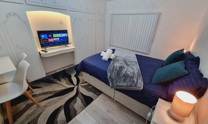 Harehills House | Luxury 3 Bedrooms, 3 Bathrooms, Entire House, Parking, WiFi & Garden.