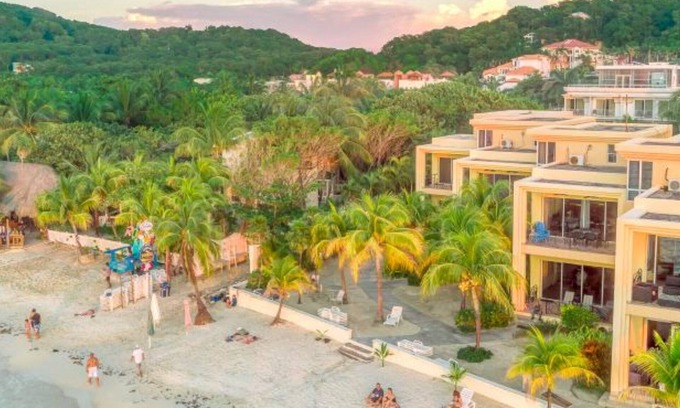 Antoneys Cay Condo | Luxury 3bedroom 3 bathroom with stunning views steps from the beach