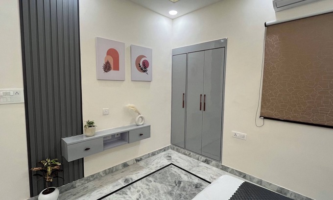 Shyam Nagar House | Luxury 3BHK 5 min from Metro Station with Projector, AC, Wifi, Kitchen-Dune Cove